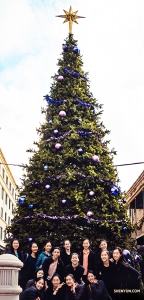 Zpátky ve Spojených státech. Shen Yun World Company společně pózuje před obrovských vánočním stromkem v New Orleans, LA.