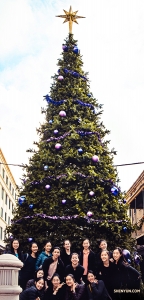 Negli Stati Uniti, la Shen Yun World Company posa riunita davanti a un albero di natale gigante a New Orleans, in Louisiana. 
