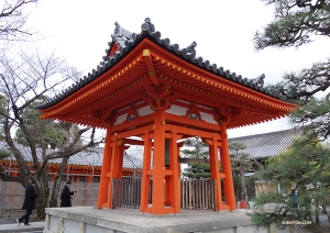 Jasná barva této chrámové zvonice kontrastuje s oblačným šedým dnem. (Fotil Jack Han)