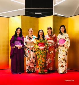 Le nostre artiste si mimetizzano perfettamente a Kyoto. Le cinque dame in abiti tradizionali sono (da sinistra a destra) la suonatrice di pipa Miao-Tzu Chiu, la suonatrice di viola Paulina Mazurkiewicz, la suonatrice di cello Jia-Jhen Wu, la suonatrice di oboe Leen De Blauwe e la presentatrice Kohima Chisato. 
