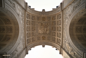 Projectioniste Annie Li maakt een wandeling naar de Arc de Triomphe du Carrousel voor een nadere beschouwing en fotografeert de details van het bas-reliëf dat onder de hoofdboog kan worden genoten.
