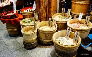 After a busy day of sightseeing in Todai-ji, the hungry dancers return to Kyoto for a delectable tour of Nishiki Market. (Photo by Jack Han)
