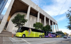 Outside Jones Hall in Houston, TX, Shen Yun World Company and Shen Yun North America Company rendezvous to celebrate the new year between performances.
