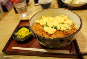 Lunchtime! Scrumptious katsudon—deep-fried pork cutlet with egg. (Photo by dancer Shawn Ren)
