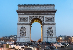 De Arc de Triomphe, één van de beroemdste monumenten van Parijs, is een eerbetoon aan hen die voor Frankrijk hebben gevochten en zijn overleden. Voorzichtig tijdens het rondrijden - het is het centrum van 12 glinsterende autowegen! 
