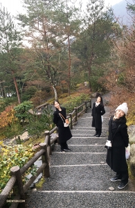 Auf dem Rückweg beschließen die Tänzerinnen Liz Lu, Justina Wang und Hazel Yu (v.l.), eine Abkürzung durch den Sogenchi-Garten zu nehmen. (Foto: Betty Wang)
