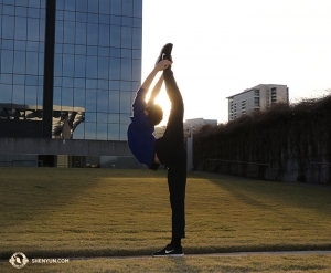 Der Tänzer Stanley Meng zeigt seine unheimliche Flexibilität vor dem AT&T Performing Arts Center in Dallas. (Foto: Tänzer Louis Liu)