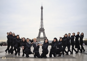 Pochodząca z Paryża Madeline Lobjois i tancerki Shen Yun International Company prezentują dla was La Tour Eiffel!
