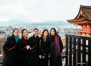 遠山如黛，京都遠眺——我們在清水寺的合影。
