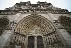 Ano, jde o Francii! Výlet do Paříže by nebyl úplný bez návštěvy katedrály Notre-Dame. Na fotce je krásné západní průčelí. (Fotila Annie Li)