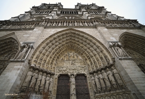 Dat klopt, Frankrijk! Een reis naar Parijs zou niet compleet zijn zonder een bezoek aan de Notre-Dame kathedraal. Hier is de prachtige westgevel afgebeeld. (Foto door Annie Li)
