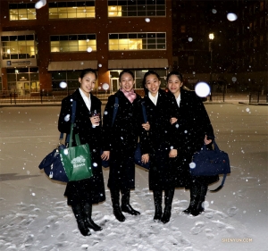 Een typisch Massachusetts winterlandschap— danseressen van Shen Yun Touring Company dansers poseren in de besneeuwde nacht na hun eerste voorstelling van Worcester. (Foto door danseres Sophia Chang) 
