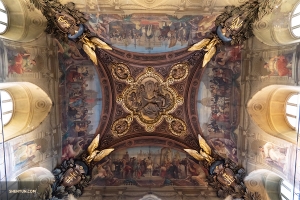 Ein aufwendiges, handgemaltes Deckengemälde in der Großen Galerie des Louvre. (Foto: Tänzer Andrew Fung)
