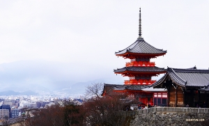 Pohled na Kiyomizu-dera. (Fotila tanečnice Jun Liang)
