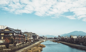 Einen weiteren Erkundungstag beginnt die Tänzerin Michelle Wu mit der Aufnahme der Flusslandschaft neben der Gion-Haltestelle in Kyoto.
