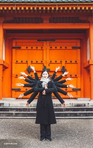 Zákaz focení uvnitř! Yoriya Kikukawa a tanečnice ze Shen Yun World Company vytvářejí svou vlastní tisícirukou Bódhisattvu Avalókitéšvaru před chrámem Sanjusangendo, ve kterém sídlí 1 000 takovýchto soch. (Fotila Michelle Wu)