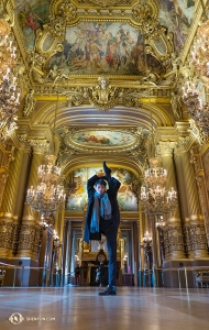 Zwiedzając  Palais Garnier, główny tancerz Monty Mou pozuje w wielkim foyer. (Andrew Fung)
