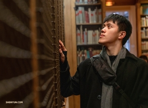 Monty Mou durchsucht die Regale mit Tanz- und Opernbüchern im Bibliotheksmuseum des Palais Garnier. (Foto: Andrew Fung)
