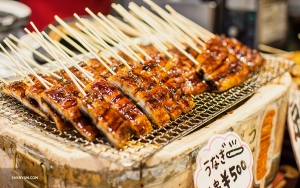 In Kyoto bieden straatverkopers een grote verscheidenheid aan vers gegrilde vleesspiesen. (Foto door Michelle Wu) 
