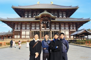 Die Tänzer Steve Feng, Rui Suzuki, Leo Lee und Jack Han (v.l.) machen am Ende ihrer Todai-ji-Reise ein Foto.
