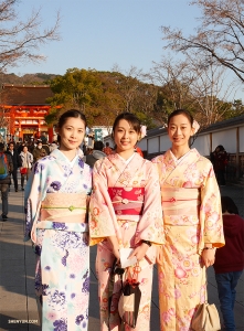 De Japanse Shen Yun danseres Yoriya Kikukawa (L) begeleidt haar vriendinnen door de stad voor een authentieke Japanse ervaring. 
