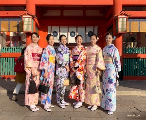 Kluge Köpfe haben die gleichen Gedanken! Zwei Gruppen von Tänzerinnen in Kimonos stoßen aufeinander und versammeln sich zu einem schönen Gruppenfoto. (Foto: Lily Wang)
