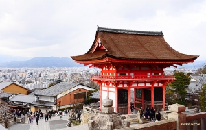 위에서 내려다본 기요미즈데라(清水寺)의 풍경. (Photo by Jun Liang)
