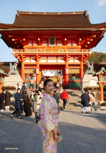 Tancerka Pamela Du pozuje przed świątynią Fushimi Inari-taisha w Kioto.
