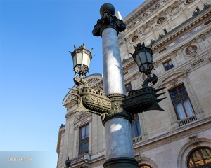 W Paryżu nawet lampy uliczne wyglądają pierwszorzędnie.
