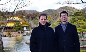 Moderator Leeshai Lemish und Bühnenmeister Gregory Xu (v.l.) besuchen auch den Kinkaku-ji.
