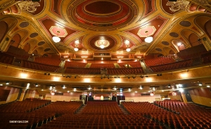 <p>Zpět do práce. Shen Yun International Company měla dvě představení ve velkolepém Liverpool Empire Theatre. (Fotila Annie Li)</p>