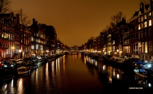 Die International Company kommt in den Niederlanden an! Wir machen einen abendlichen Spaziergang durch Amsterdam auf dem Weg zu einem Konzert des Royal Concertgebouw Orchestra. (Foto: Steve Song)
