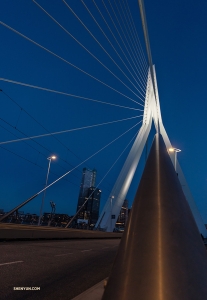 Toen deze brug voor het eerst werd gebouwd, slingerde hij onder hoge windsnelheden. Goed dat ze wat aanpassingen hebben gedaan voordat wij er overheen liepen. (Foto door Andrew Fung)
