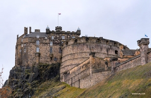 ביקור באדינבורו לא יהיה שלם בלי לראות את הטירה ההיסטורית הניצבת מעל שאר חלקי העיר – טירת אדינבורו. (צילום: אנדרו פוּנג)