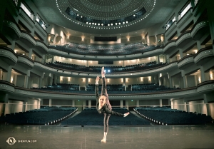 Unterdessen in Charlotte, North Carolina: Die Tänzerin Hannah Rao beim Aufwärmen im Belk Theater des Blumenthal Performing Arts Center. (Foto: Erste Tänzerin Kaidi Wu)
