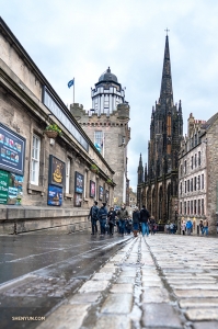 It's a cool, wet day, but they’re determined to check out Edinburgh, Scotland's capital. (Photo by Andrew Fung)
