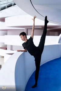 Danser Zhiheng Li kijkt naar beneden tijdens een opwarming. (Foto door Kenji Kobayashi)
