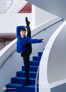 Kein Platz mehr in der Lobby? Kein Problem. Der Tänzer Steven Chien benutzt die Treppe. (Foto: Erster Tänzer Kenji Kobayashi) 
