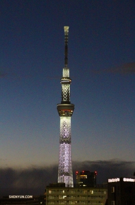 Mitglieder der World Company beobachten den Tokio Skytree - den höchsten Turm der Welt. Es ist schwer zu übersehen. (Foto: Tänzer Rui Suzuki)

