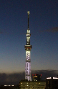 Mitglieder der World Company beobachten den Tokio Skytree - den höchsten Turm der Welt. Es ist schwer zu übersehen. (Foto: Tänzer Rui Suzuki)
