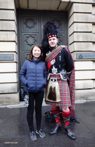 Percussioniste Tiffany Yu poseert met een vriendelijke bewoner in kilt.
