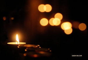 <p>Jedna z mnoha svíček hořících v Canterburské katedrále. (Fotil Steve Song)</p>