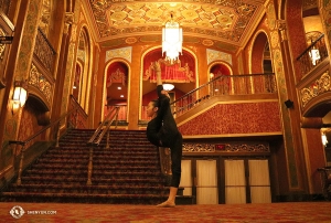 Die Shen Yun Global Company reist dann nach Providence, Richmond. Die Tänzerin Victoria Li posiert in der Lobby des Theaters, das 1928 seine Türen als Filmpalast öffnete - das Providence Performing Arts Center.
