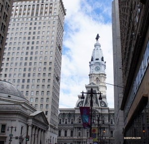 Wir kehren nachts zurück, um einen genaueren Blick darauf zu werfen. Es stellt sich heraus, dass die City Hall von „Philly“ das größte städtische Gebäude in den Vereinigten Staaten mit etwa 700 Zimmern ist! (Foto: William Li)
