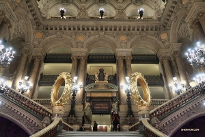 Zdjęcie wspaniałych schodów w paryskim Palais Garnier. (Muzyk grająca na erhu Linda Wang)
