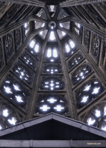 Pemandangan salah satu menara dari dalam katedral. (Foto oleh Tiffany Yu)
