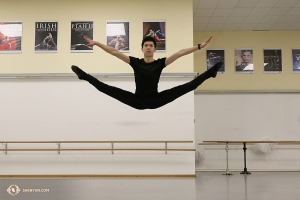 Il ballerino Scott Xu si fa un salto (foto di Nick Zhao). 
