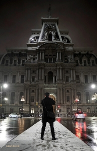 Melihat lebih dekat pada malam hari. Balai Kota Philly, dengan 700 kamar, adalah bangunan kota terbesar di Amerika Serikat! (Foto oleh William Li)