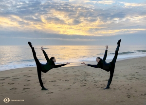 Zu kalt zum Schwimmen! Aber wir prägen den Strand-Tanzstil. Die Shen Yun Global Company genießt den Sonnenaufgang am frühen Morgen am Virginia Beach. (Foto: Moderatorin Victoria Zhou)
