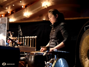 Harfenistin Crystal He wärmt sich ebenfalls im Orchestergraben des Ordway Centers auf. (Foto: Karen Chen)
